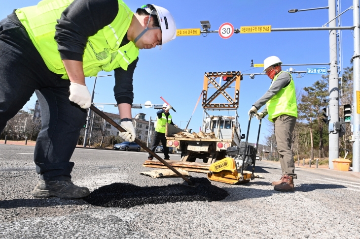 수원시 포트홀 25시 기동대응반 작업자들이 포트홀을 정비하는 작업을 하고 있다. 수원시 제공