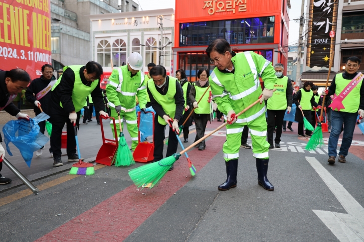 박강수(오른쪽 두번째) 마포구청장이 19일 구청 직원 · 주민들과 함께 빗자루를 들고 봄맞이 거리 대청소를 하고 있다. 마포구 제공