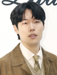 배우 한소희와 열애를 인정한 류준열이 19일 서울 강남구 서울옥션 강남센터에서 열린 한 패션 브랜드 행사에서 포즈를 취하고 있다. 2024.3.19 뉴스1