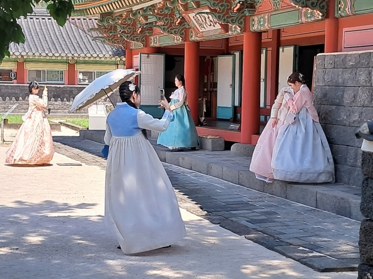 한류 관광명소로 뜨고 있는 제주목 관아에서 한복입은 관광객들이 사진을 찍고 있다. 제주도 세계유산본부 제공