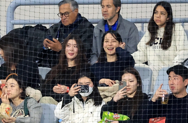 8일 오후 서울 고척스카이돔에서 미국프로야구(MLB) 공식 개막시리즈를 앞두고 열린 로스앤젤레스(LA) 다저스 대 팀 코리아와의 연습 경기에서 다저스 오타니 쇼헤이의 아내 다나카 마미코가 관전하고 있다. 2024.03.18 공동취재