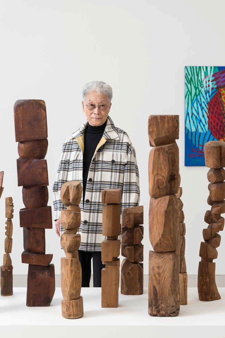 1세대 여성 조각가 김윤신이 서울 소격동 국제갤러리에서 열리는 개인전에서 작품을 선보이고 있다. 국제갤러리 제공