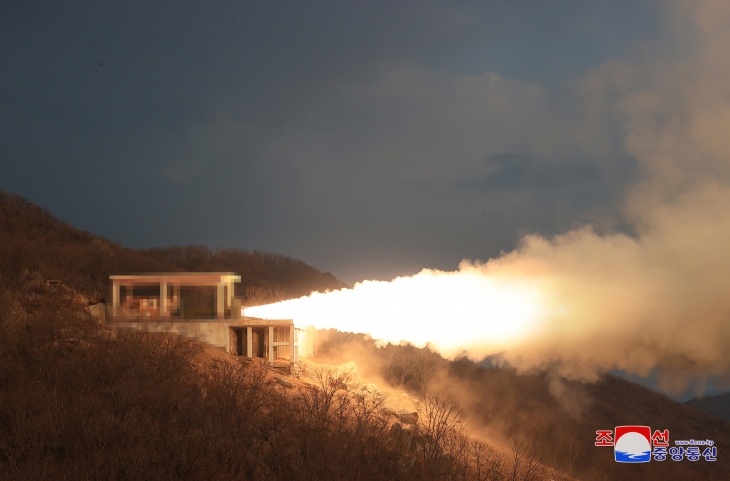 북한 “신형 중장거리극초음속미사일 고체연료엔진 지상시험 성공”