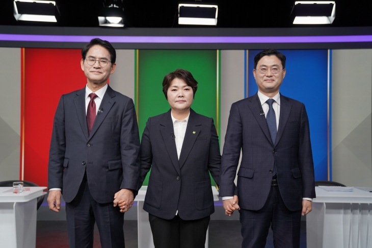 충남 천안병에 출마하는 국민의힘 이창수(왼쪽) 후보와 녹색정의당 한정애 후보, 더불어민주당 이정문 후보가 SK브로드밴드 중부방송 TV 토론회에 앞서 기념 촬영을 하고 있다. SK브로드밴드 중부방송 제공