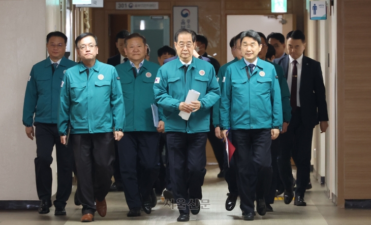 한덕수(앞줄 가운데) 국무총리와 이주호(오른쪽) 부총리 겸 교육부 장관이 20일 정부서울청사에서 대국민 담화를 발표하기 위해 합동브리핑실로 향하고 있다. 정부는 이날 의대 정원 2000명 증원을 확정하고 증원분의 82%인 1639명을 비수도권 27개 대학에 배정하는 등 개별 학교 인원을 발표했다. 한 총리는 “의사 부족을 해결하기 위한 최소한의 숫자”라고 밝혔다. 도준석 전문기자