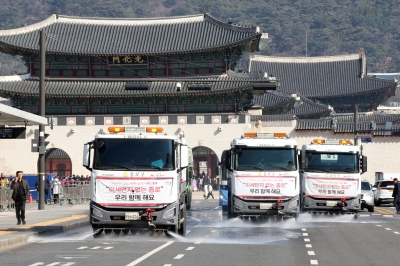 “미세먼지 싹 없애요”… 광화문광장 물청소