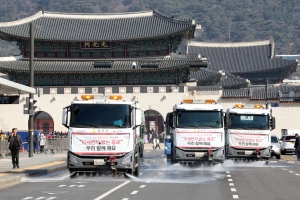 “미세먼지 싹 없애요”… 광화문광장 물청소