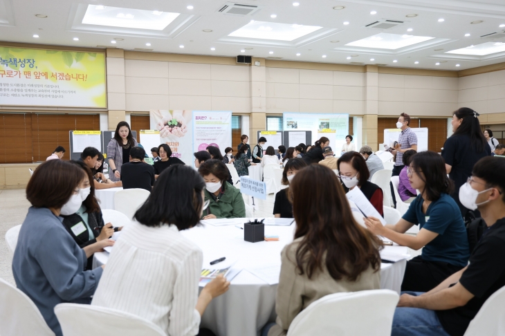 서울 구로구가 지난해 민관협치사업 공론장을 열고 주민과 관계자의 의견을 모으고 있다. 구로구 제공