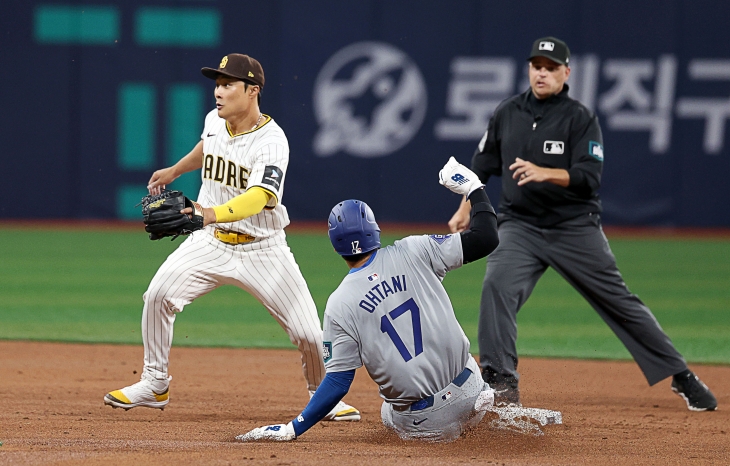 샌디에이고 파드리스 김하성(왼쪽)이 20일 서울 고척스카이돔에서 열린 2024 미국프로야구 메이저리그(MLB) 정규시즌 LA 다저스와의 서울시리즈 개막 1차전에서 도루하는 오타니 쇼헤이를 아웃시키기 위해 수비하고 있다. 연합뉴스