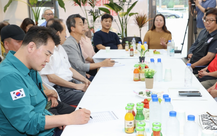 오언석 서울 도봉구청장이 도봉구 이동노동자 쉼터 개소식에서 쉼터 운영에 대한 의견을 듣고 있다. 도봉구 제공