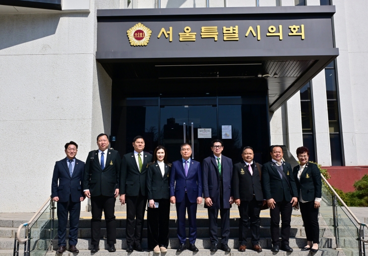 서울시의회를 방문한 태국 방콕시의회 대표단이 기념촬영을 하고 있다.