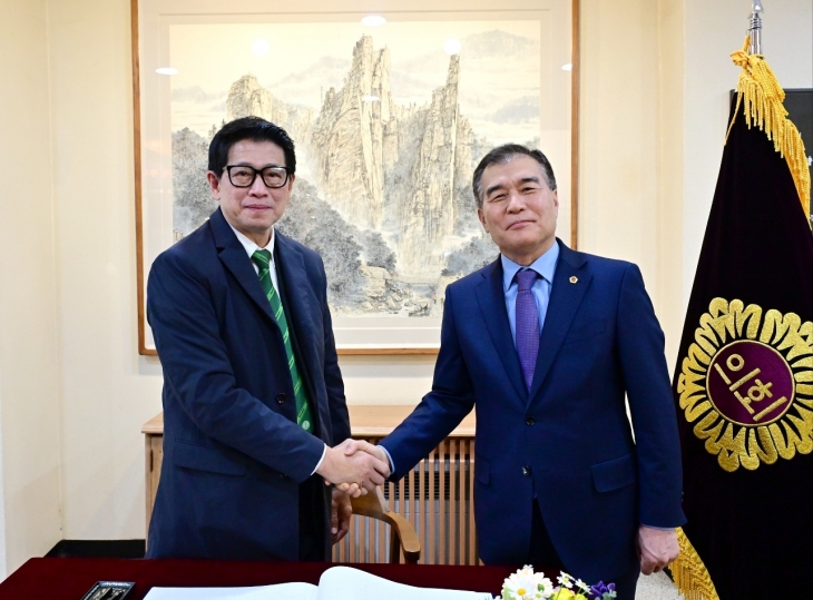 악수하는 위랏 민차이난 방콕시의회 의장(왼쪽)과 김현기 의장(오른쪽)