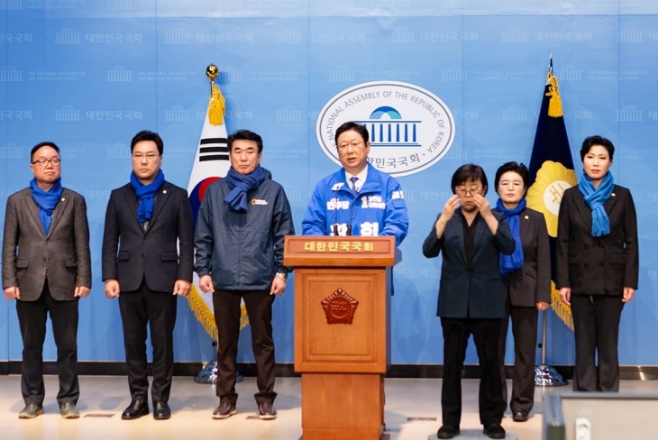 지난 20일 국회 소통관에서 열린 기자회견을 통해 양천구 목동의 토지거래허가구역 지정 촉구 기자회견을 가진 황희 국회의원(가운데)과 최재란 시의원(오른쪽 첫 번째)