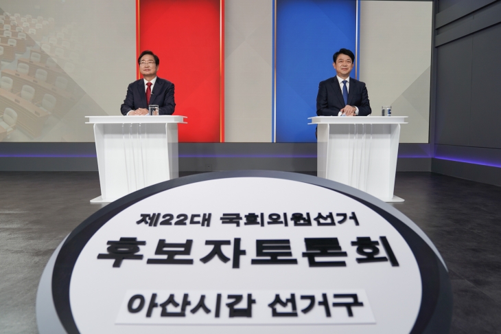 충남 아산갑에 출마하는 국민의힘 김영석(왼쪽) 후보와 민주당 복기왕 후보가 SK브로드밴드 중부방송 TV 토론회에 앞서 기념 촬영을 하고 있다. SK브로드밴드 중부방송 제공