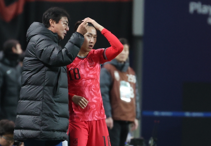 한국 남자축구 국가대표 이강인이 21일 서울월드컵경기장에서 열린 2026 북중미월드컵 아시아 지역 2차 예선 태국과의 3차전에서 후반 교체 투입되며 황선홍 감독의 지시를 듣고 있다. 연합뉴스