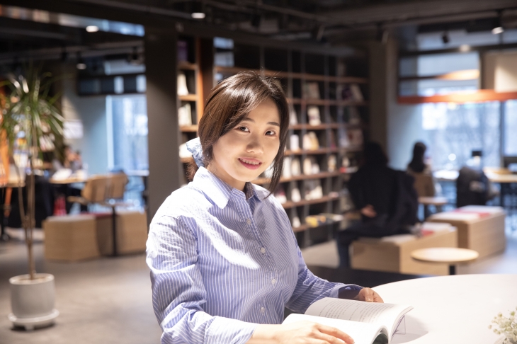 21일 만난 황보나 작가는 지난해 문학동네 청소년문학상 대상을 받으며 작품활동을 시작했다. 데뷔작 ‘네임 스티커’는 지난달 출간 즉시 교보문고, 알라딘 등 온라인 서점에서 베스트셀러에 오르며 독자들의 주목을 받았다. 나종훈 작가 제공