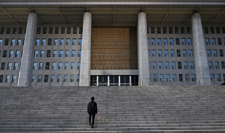 한 청년이 국회의사당을 향해 걸어가고 있다. 오장환 기자