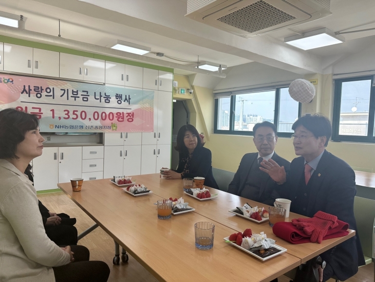 지난 20일 서대문 구립가재울지역아동센터에서 진행된 NH농협은행 ‘사랑의 기부금 나눔 행사’에 참석한 김용일 의원 참석자들과 담소를 나누고 있다.