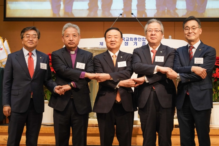 한국교회총연합 회장단. 왼쪽부터 공동대표회장 임석웅, 이철, 대표회장 장종현, 공동대표회장 오정호, 김의식 목사. 한국교회총연합 제공.