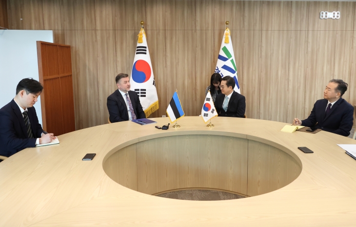 22일 오전 도지사 집무실에서 김동연 경기도지사가 스텐 슈베데 주한 에스토니아 대사와 면담을 하고 있다. (경기도 제공)