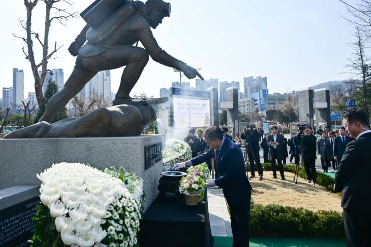 22일 수도전기공업고등학교에서 개최된 제9회 서해수호의 날 기념식 및 제14주기 고(故) 한주호 준위 추모식에 참석한 김현기 의장