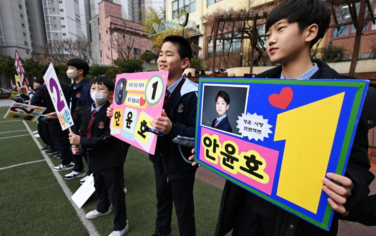 서울 강북구 영훈초등학교 학생들이 학생회장 선거를 앞두고 19일 교내에서 선거운동을 하고 있다. 2024.3.19 홍윤기 기자