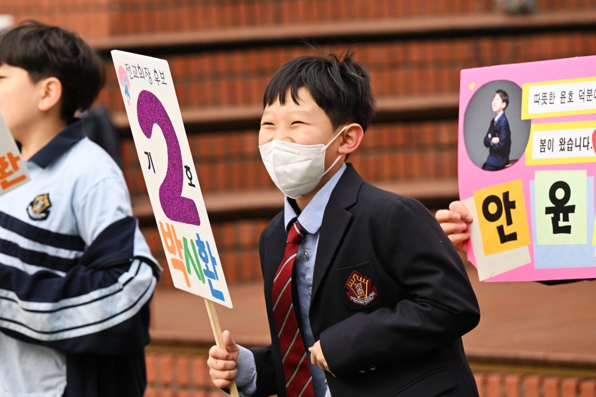서울 강북구 영훈초등학교 학생들이 학생회장 선거를 앞두고 19일 교내에서 선거운동을 하고 있다. 2024.3.19 홍윤기 기자