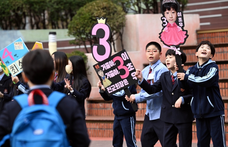 서울 강북구 영훈초등학교 학생들이 학생회장 선거를 앞두고 19일 교내에서 선거운동을 하고 있다. 2024.3.19 홍윤기 기자