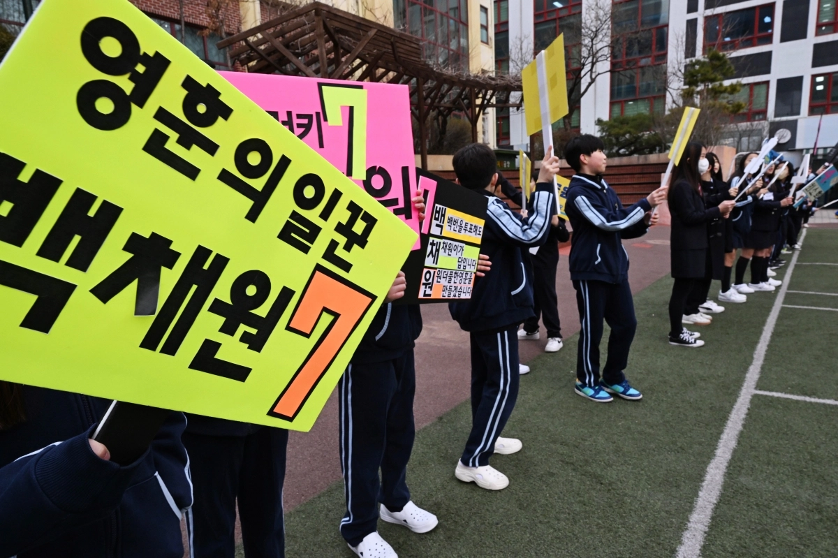 서울 강북구 영훈초등학교 학생들이 학생회장 선거를 앞두고 19일 교내에서 선거운동을 하고 있다. 2024.3.19 홍윤기 기자