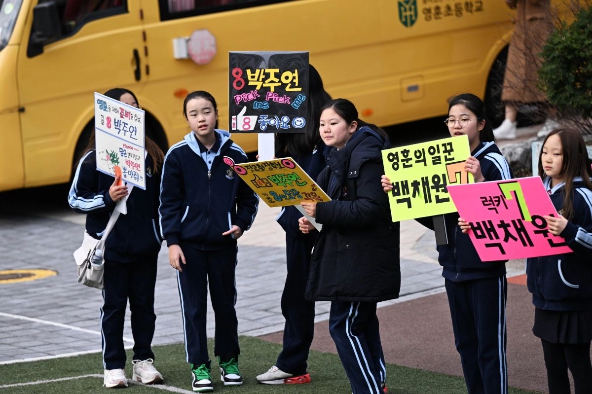 서울 강북구 영훈초등학교 학생들이 학생회장 선거를 앞두고 19일 교내에서 선거운동을 하고 있다. 2024.3.19 홍윤기 기자
