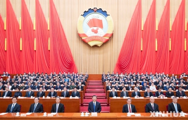 지난 10일 열린 중국인민정치협상회의(정협) 폐막식에 참석한 시진핑 중국 국가주석(가운데) 등 중국 지도부. 베이징 신화 뉴시스