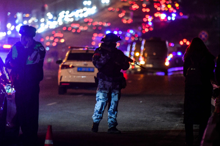 러시아 주방위군 대원이 22일(현지시각) 러시아 모스크바 서크로쿠스 시청 인근을 경계하고 있다. . AFP연합뉴스.