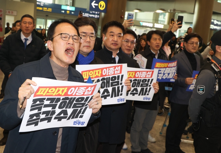 이종섭 주호주대사가 21일 인천공항을 통해 입국하자 박주민 더불어민주당 의원 등이 고성을 지르며 항의하고 있다. 맨 오른쪽은 홍익표 원내대표. 2024.3.21 도준석 전문기자