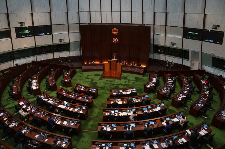 홍콩 입법회의 의원들이 19일 새 국가안보보호법 채택을 앞두고 마지막 논의를 하고 있다. 2024.03.19 홍콩 AP 뉴시스