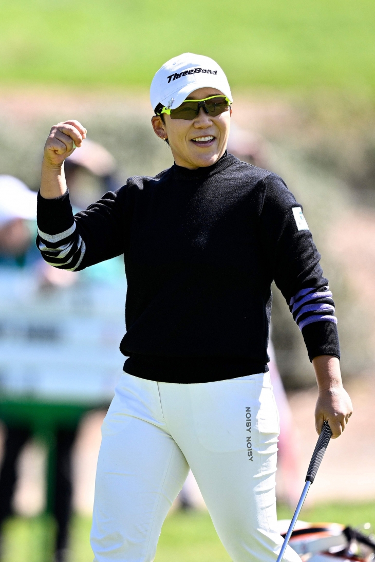 신지애가 24일 LPGA 투어 박세리 챔피언십 3라운드 16번홀에서 버디를 따낸 뒤 환하게 웃고 있다. AFP 연합뉴스