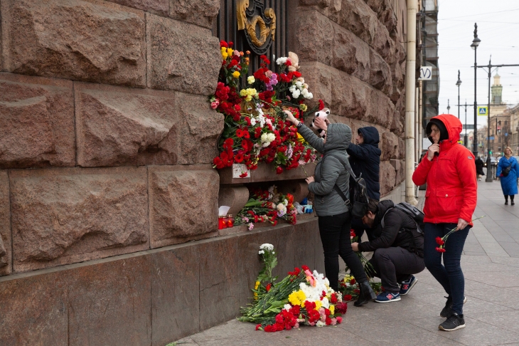 러시아 제2도시 상트페테르부르크에 시민들이 24일 이틀 전 총격 테러로 희생된 러시아 국민들을 위해 추모 헌화를 하고 있다. 상트페테르부르크 신화 연합뉴스