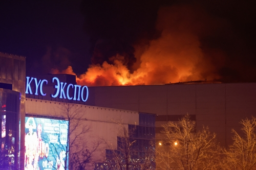 지난 22일(현지시간) 러시아 모스크바 크라스노고르스크의 ‘크로커스 시티홀’ 공연장이 테러 공격으로 불타오르고 있다. 모스크바 로이터 연합뉴스