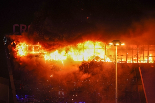 지난 22일(현지시간) 러시아 모스크바 크라스노고르스크의 ‘크로커스 시티홀’ 공연장이 테러 공격으로 불타오르고 있다. 모스크바 로이터 연합뉴스
