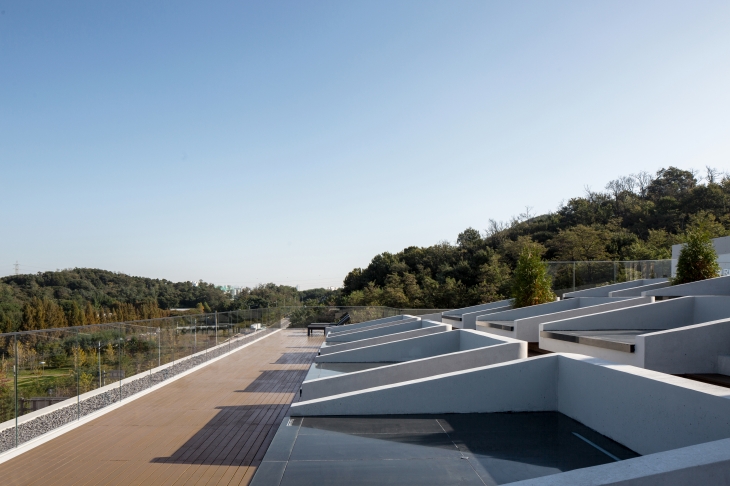 옥상에서는 건물 맞은편에 있는 서울시립 푸른수목원과 천왕산의 풍경을 한눈에 감상할 수 있다.  김재윤 작가 제공