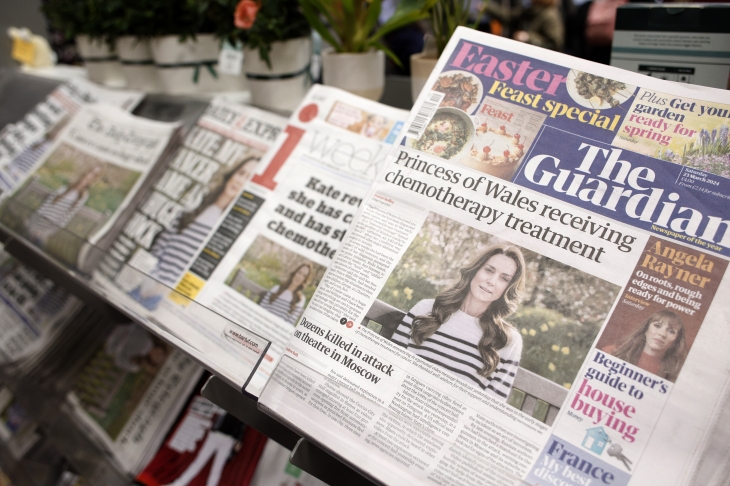 케이트 미들턴 영국 왕세자빈이 암 투병 사실을 직접 밝힌 다음날인 23일(현지시간) 런던의 한 가판대에서 모든 신문이 케이트 왕세자빈의 소식을 1면 톱기사로 다루며 큰 관심을 보이고 있다. 런던 AP 연합뉴스