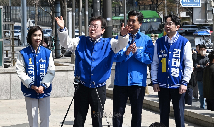 이재명(왼쪽 두 번째) 민주당 대표가 24일 서울 강남구 수서역 인근에서 발언하고 있는 모습. 이 대표는 “국민 모두에게 1인당 25만원, 가구당 평균 100만원의 민생회복 지원금을 지급하겠다”고 공약했다. 오장환 기자