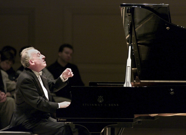 23일 별세한 이탈리아 피아니스트 마우리치오 폴리니의 2001년 뉴욕 카네기홀 연주 장면. AP 연합뉴스