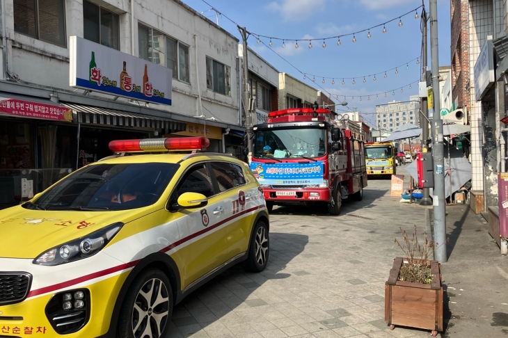 설 명절을 앞둔 지난 7일 광주 광산구 전통시장에서 소방차 길 터주기 훈련이 열리고 있다.  광주 광산소방서는 긴급차량 출동로 양보 의무를 시민에게 알리고자 정기적으로 훈련을 실시한다. 광산소방서 관계자는 “재난 현장 골든타임 확보를 위해 시민의 자발적인 협조를 부탁드린다”고 말했다. 2024.2.8 광주 광산소방서 제공