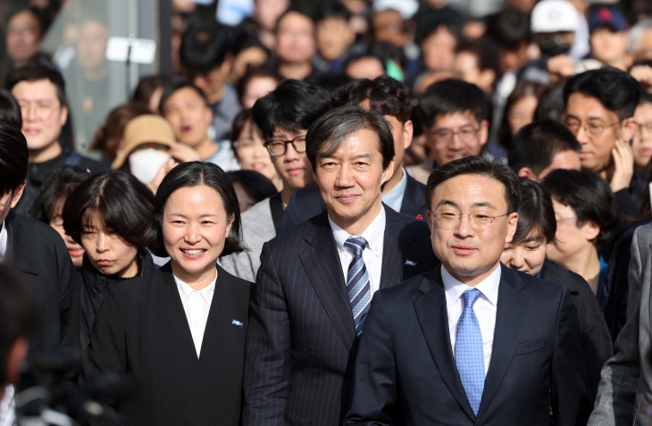 조국혁신당의 조국 대표가 24일 오후 충북 청주를 찾아 지지자들을 만나고 있다. 2024.3.24 연합뉴스