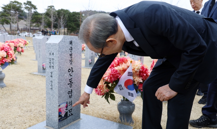 이명박 전 대통령이 25일 국립대전현충원 천안함 46용사 묘역을 찾아 참배 후 묘비 주변을 확인하고 있다. 2024.3.25 연합뉴스
