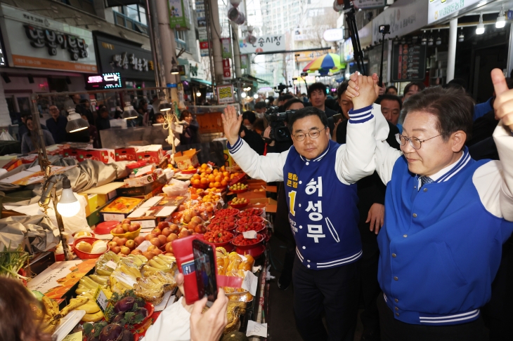 더불어민주당 이재명 상임공동선대위원장이 25일 경남 창원 반송시장을 방문, 이 지역 출마 후보들과 함께 시민들에게 인사하고 있다. 2024.3.25 창원 연합뉴스