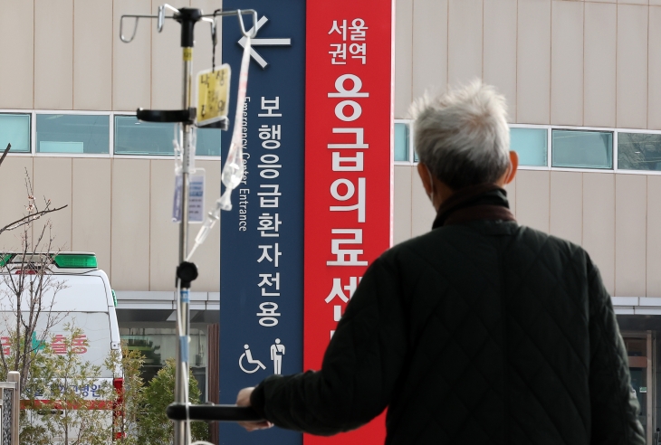 지난 24일 서울 시내 한 대학병원에서 한 환자가 이동하고 있다. 뉴스1