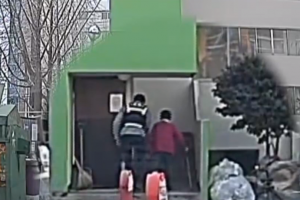 집 잊은 102세 할머니, 지문도 닳아…“쓰레기장 옆” 유일한 단서였다