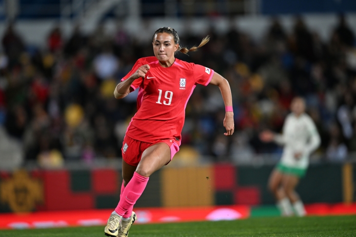 한국 여자축구 국가대표 케이시 유진 페어가 지난달 28일 포르투갈 리스본의 안토니오 코임브라 다 모타에서 열린 3개국 친선 국제대회 포르투갈과의 경기에서 달리고 있다. 대한축구협회 제공