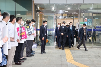 경남 찾은 이주호 부총리 “지역 완결적 필수의료체계 구축”…의료계 반발 여전